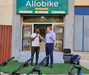 NL Youth Ambassador Jurriaan Middelhoff visits Sports Orange Corners graduate Allo Bike